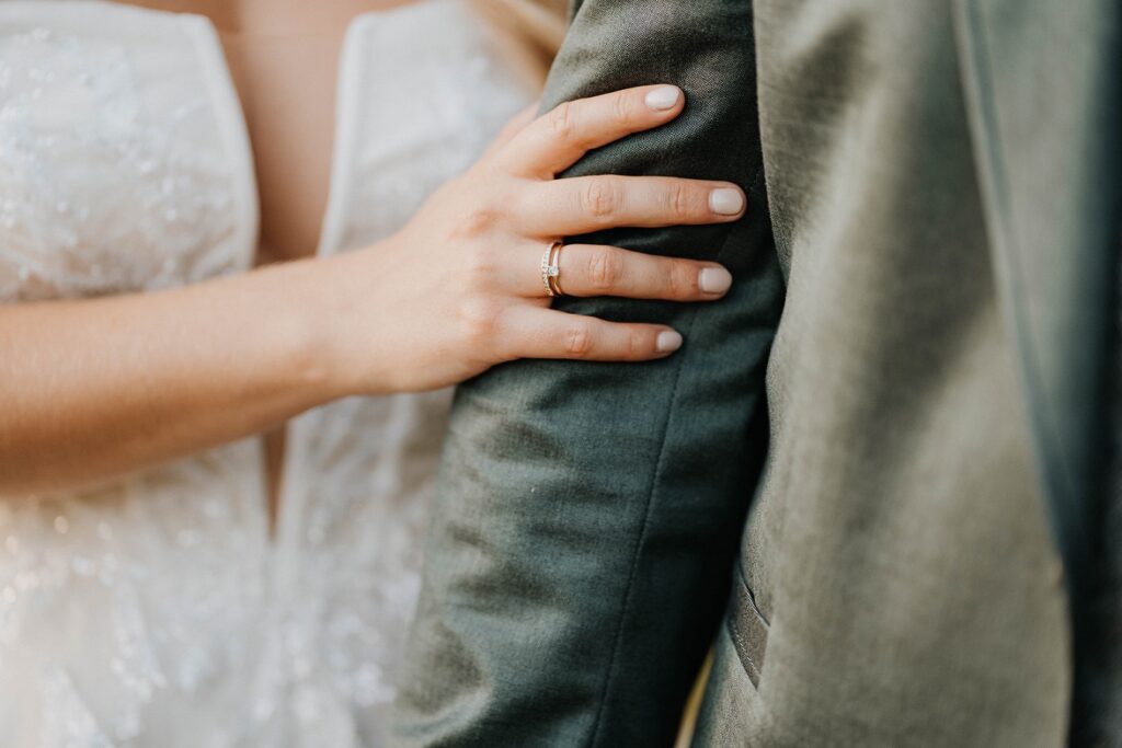 Brautpaar mit Verlobungsring und Ehering in den Bergen Österreichs auf ihrer Hochzeit