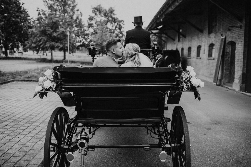 Romantischer Heiratsantrag in der Pferdekutsche in den Bergen als Idee für eure Verlobung