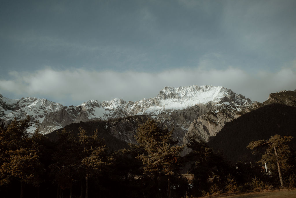 Antrag in den Bergen mit Ausblick auf die Gipfel