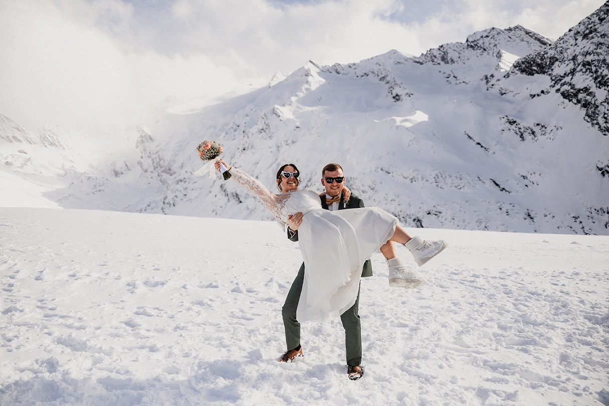 Brautpaar bei ihrer standesamtlichen Berghochzeit im Winter auf der hohe Mut Alm in Sölden