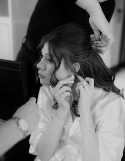 Stylingmoment mit Schwester bei intimer Hochzeit im Schnee