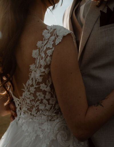 Detail Brautkleid auf einer Hochzeit am Berg im Winter in Österreich