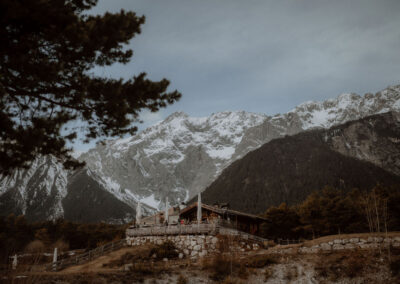 Sektempfang im Schnee bei Winterhochzeit in Tirol