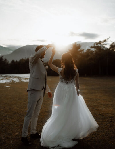 Brautpaar im Schnee bei intimer Hochzeit in Tirol