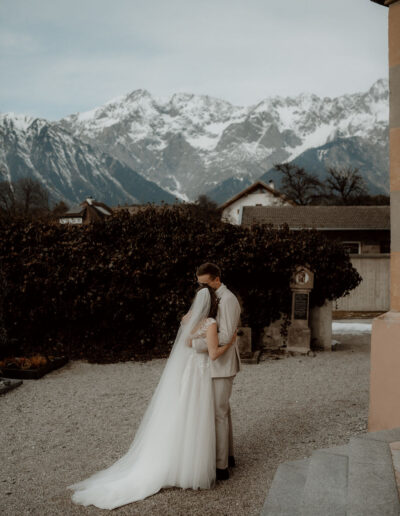 Brautpaar bei ihrer tiny Wedding in den Bergen