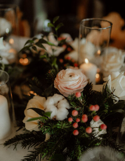 Blumendekoration auf einer Winterhochzeit mit Hochzeitsplaner