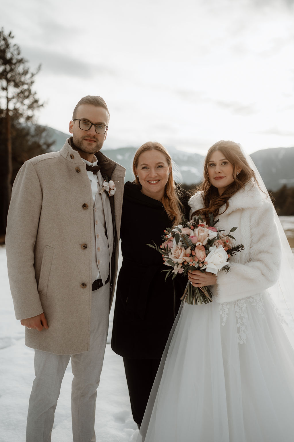 Hochzeitsplanerin für Berghochzeiten in Österreich mit Brautpaar