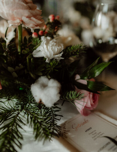 Florale Dekoration mit Kerzenlicht