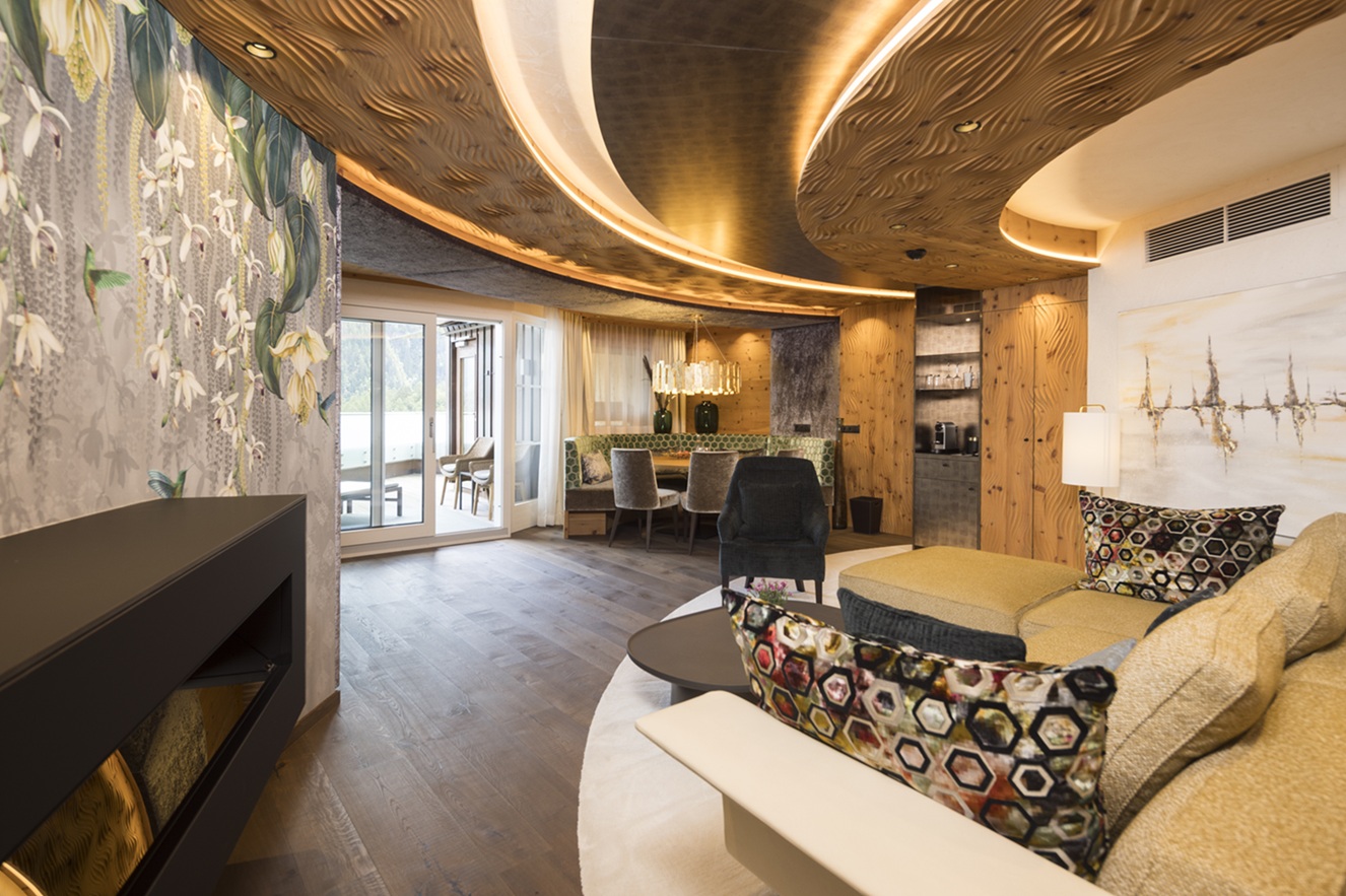 Modern alpine suite with elegant furnishings and mountain views in the STOCK Resort - ideal for a romantic wellness holiday for two in Zillertal.