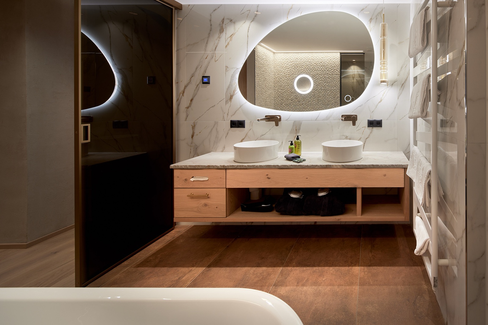 High-quality designer bathroom with double washbasin in a romantic wellness hotel in Tyrol - perfect for honeymoons and couples' holidays in the Alps.