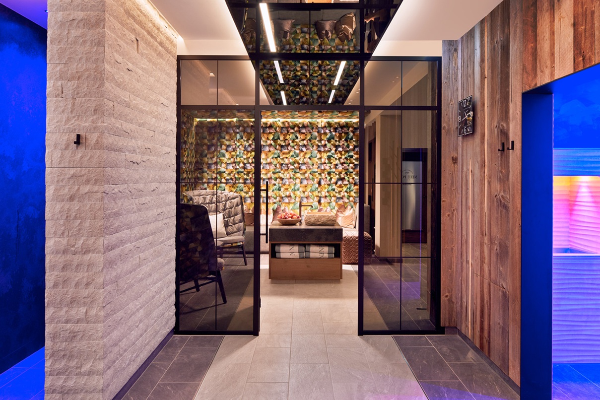 Modern relaxation room in the wellness hotel in the Zillertal - ideal for a honeymoon in the mountains and a relaxing honeymoon in Tyrol.