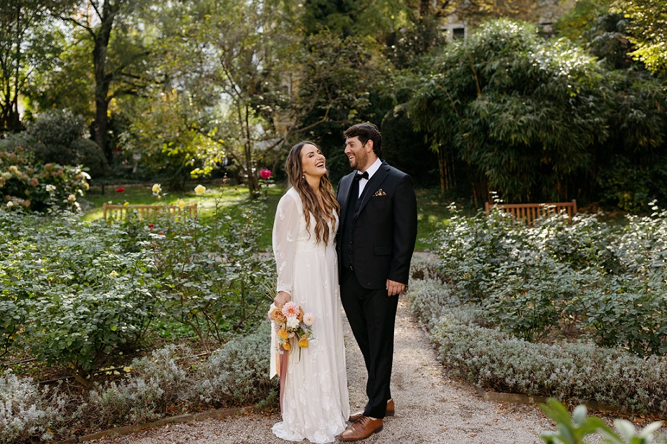 Brautpaar im Garten des Parkhotel Laurin in Bozen – romantische Hochzeitslocation in Südtirol mit grünem Park und mediterranem Ambiente.