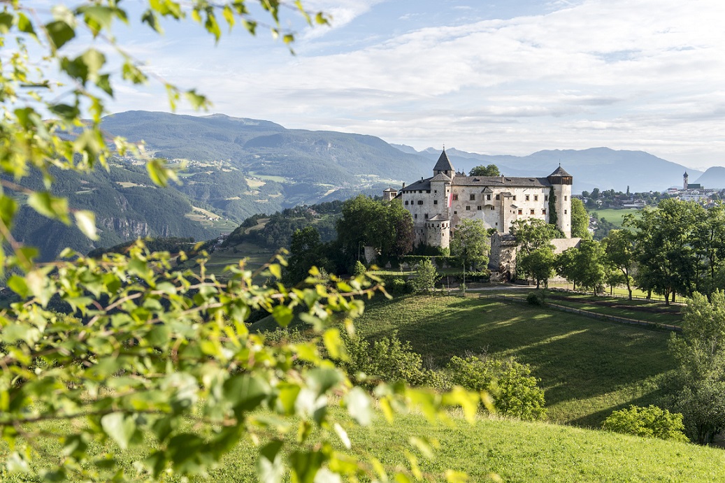 Schloss Prösels in Südtirol als traumhafte Hochzeitslocation mit Alpenpanorama – perfekt für eine romantische Berghochzeit in den Dolomiten.