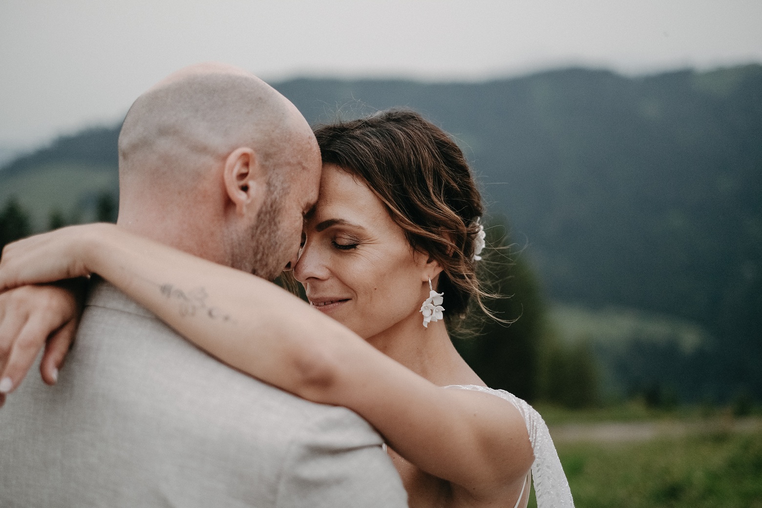 Brautpaar bei ihrer Berghochzeit in Österreich im Sommer mit Wedding Day Manager