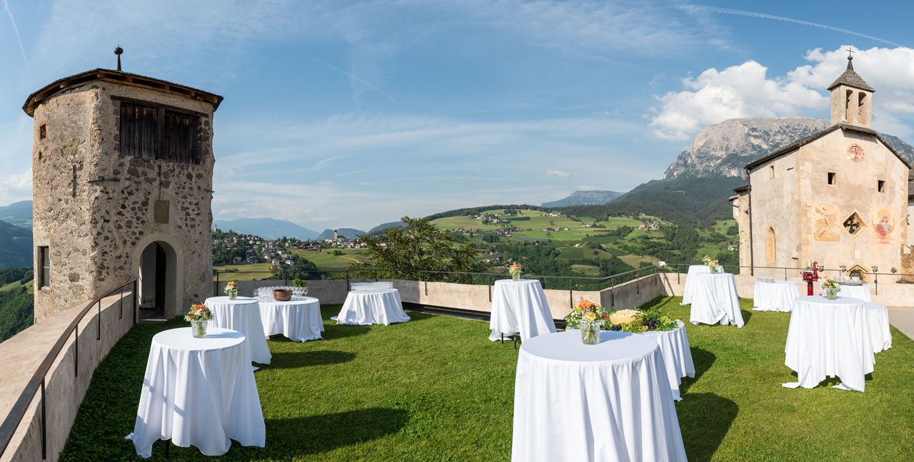 Schloss Prösels in Südtirol mit Terrasse und Blick auf die Dolomiten – stilvolle Hochzeitslocation für Empfänge und Feiern in den Bergen
