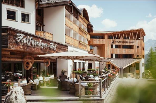 Der Kolfuschgerhof in Colfosco mit Pool, Spa und Panoramaterrasse – traumhafte Hochzeitslocation mit Blick auf die Dolomiten.